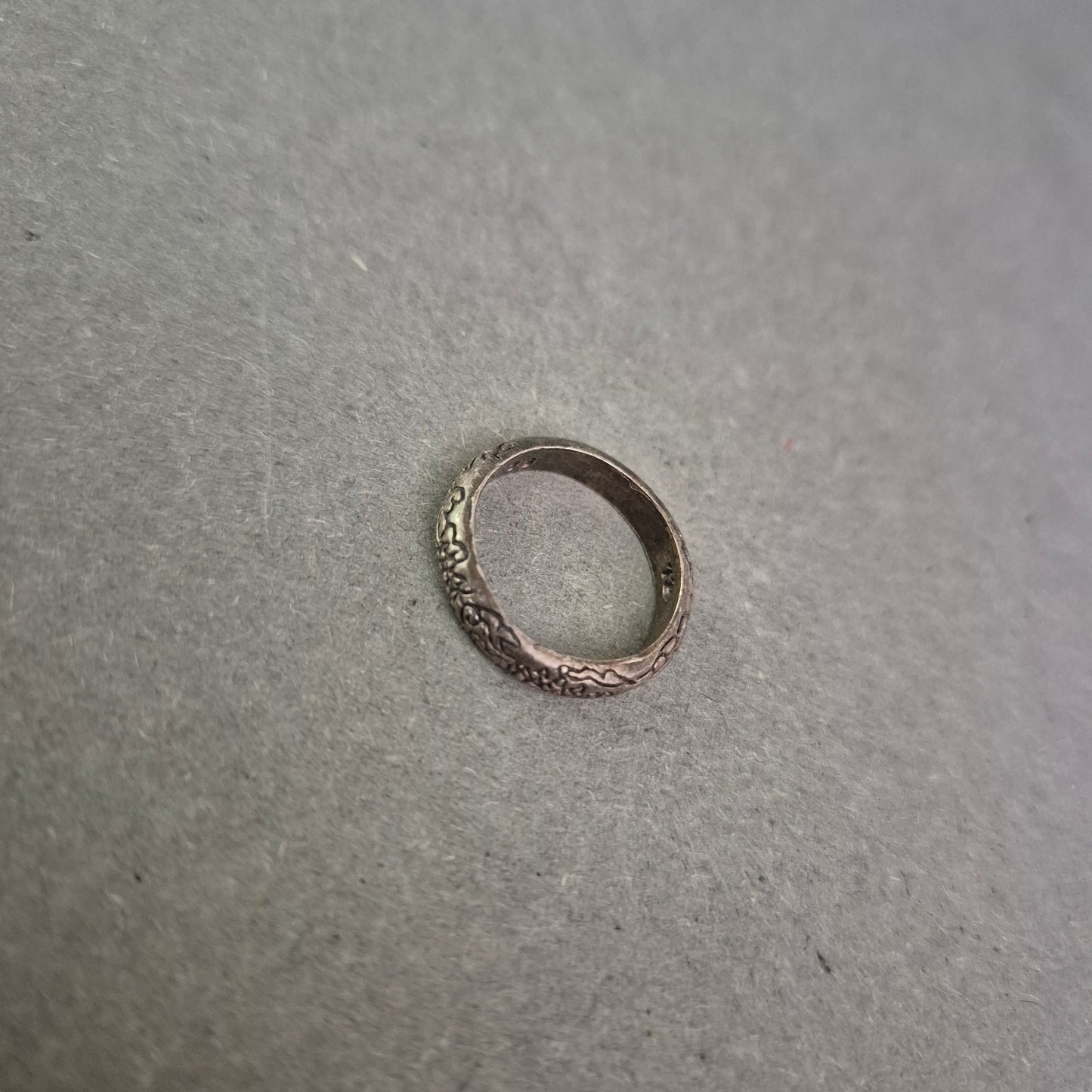 Rustikaler Vintage-Ring aus Silber – Organisches Strukturdesign