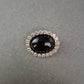 Ovalbrosche mit Strass und schwarzem Cabochon – Klassischer Vintage-Look
