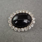 Ovalbrosche mit Strass und schwarzem Cabochon – Klassischer Vintage-Look
