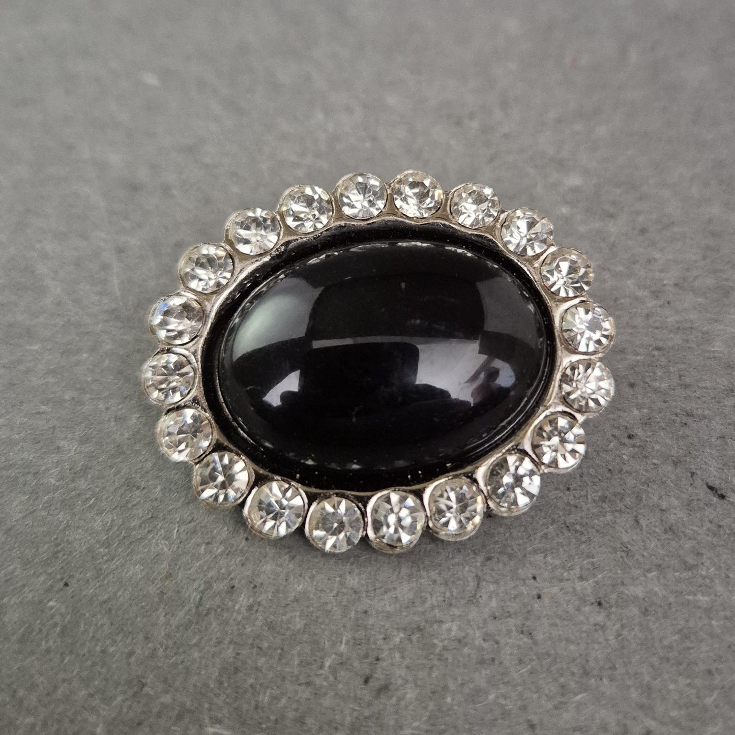 Ovalbrosche mit Strass und schwarzem Cabochon – Klassischer Vintage-Look