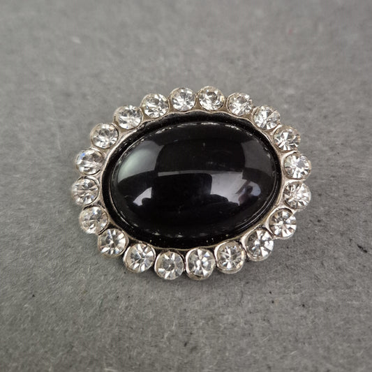 Ovalbrosche mit Strass und schwarzem Cabochon – Klassischer Vintage-Look