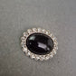 Ovalbrosche mit Strass und schwarzem Cabochon – Klassischer Vintage-Look