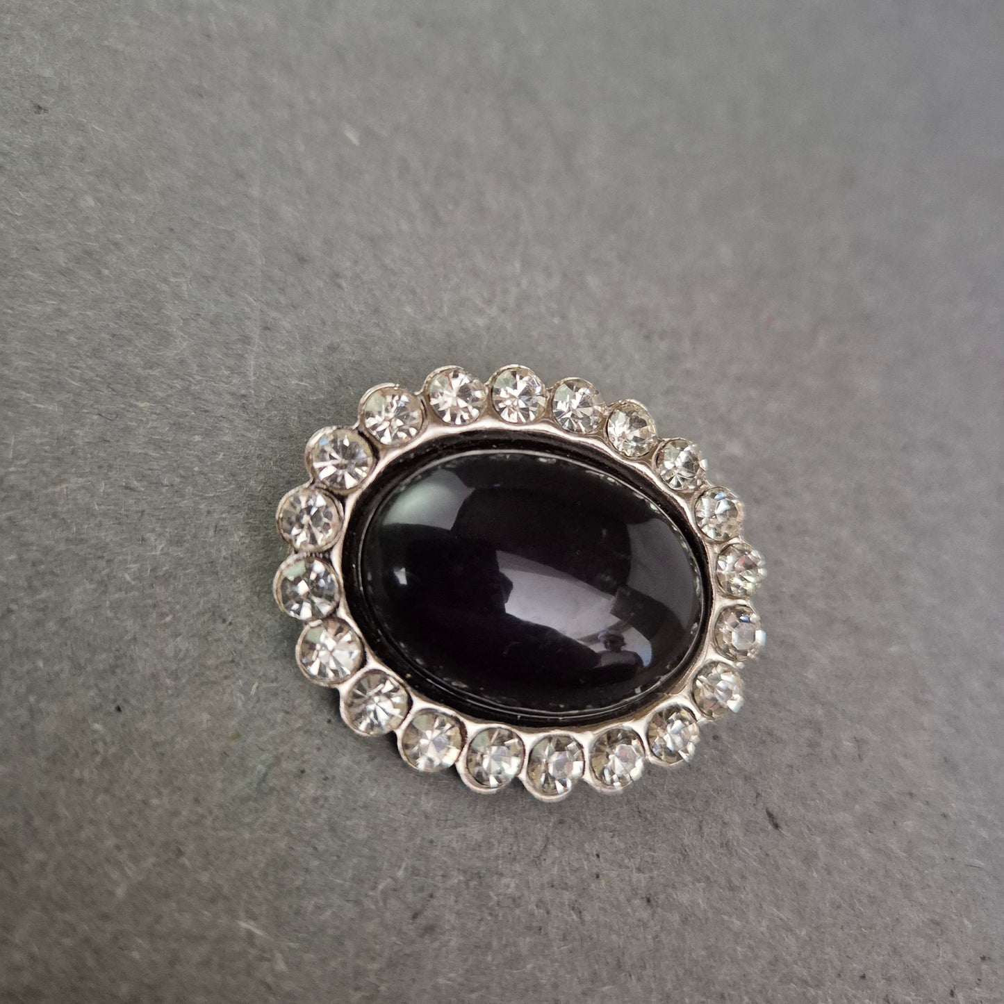 Ovalbrosche mit Strass und schwarzem Cabochon – Klassischer Vintage-Look
