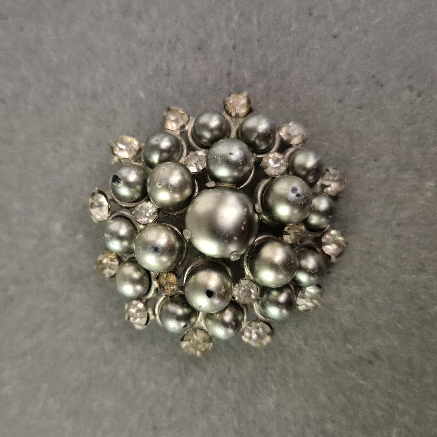 Vintage-Brosche mit Perlenoptik & Strass – Barocker Statement-Look