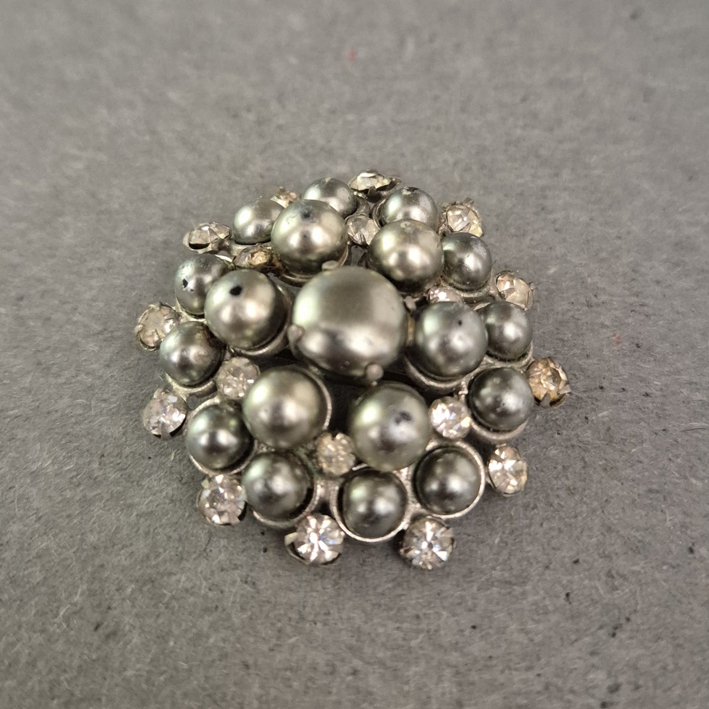 Vintage-Brosche mit Perlenoptik & Strass – Barocker Statement-Look