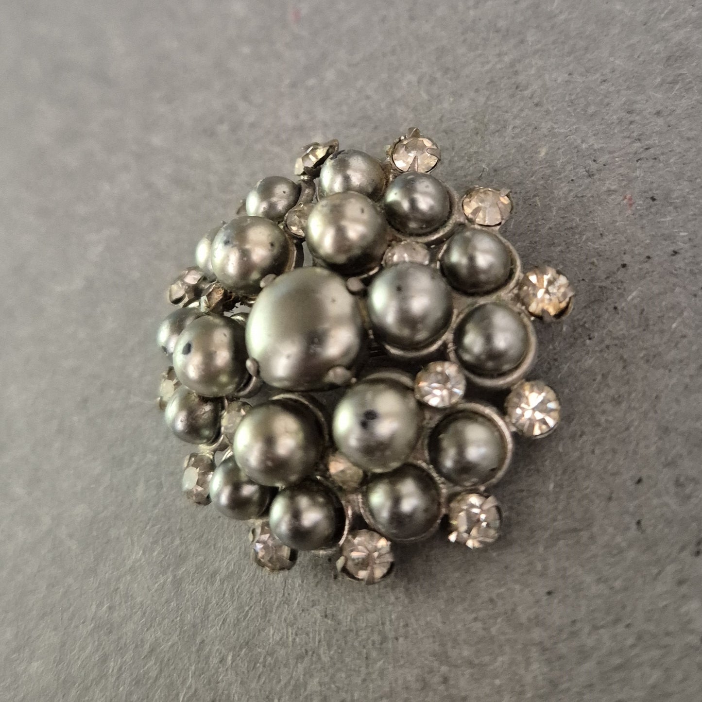 Vintage-Brosche mit Perlenoptik & Strass – Barocker Statement-Look