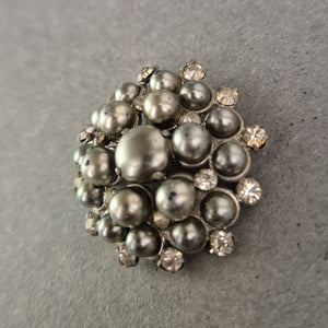 Vintage-Brosche mit Perlenoptik & Strass – Barocker Statement-Look