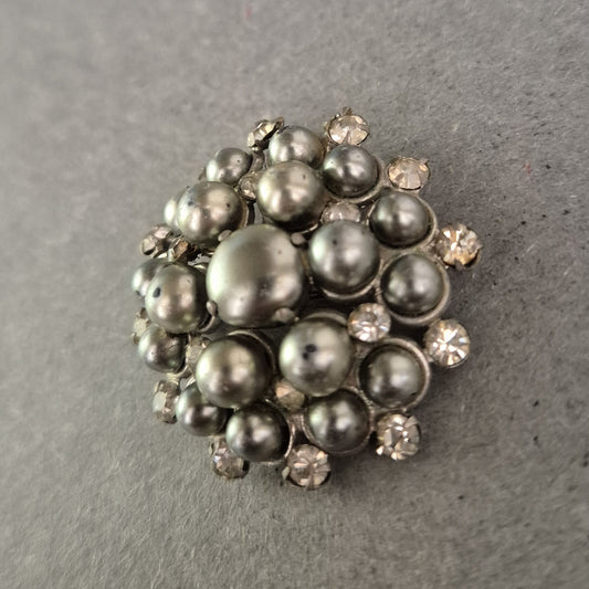 Vintage-Brosche mit Perlenoptik & Strass – Barocker Statement-Look