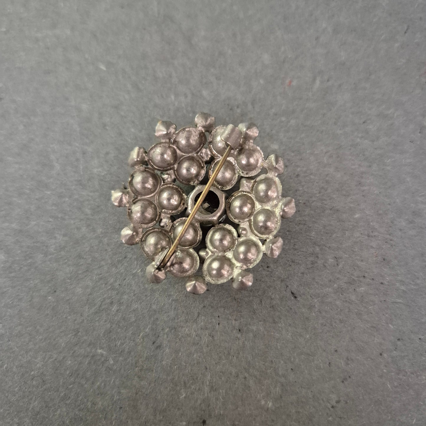 Vintage-Brosche mit Perlenoptik & Strass – Barocker Statement-Look