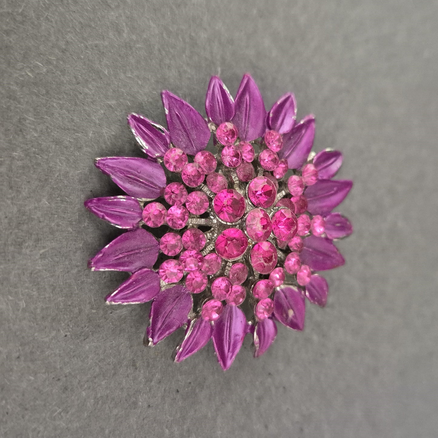 Brosche in Blütenform mit pinken Strasssteinen – Farbenfroher Eyecatcher