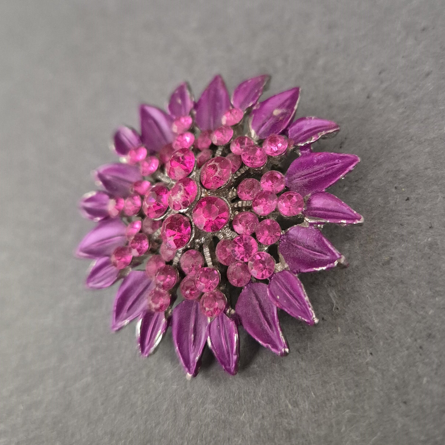 Brosche in Blütenform mit pinken Strasssteinen – Farbenfroher Eyecatcher