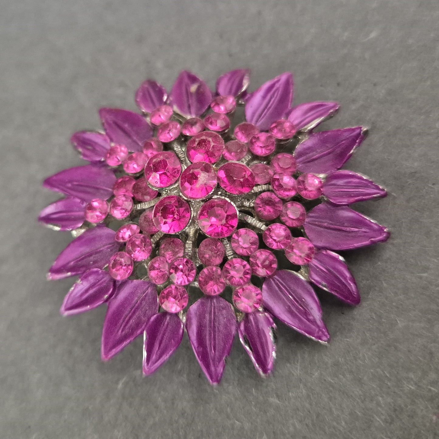 Brosche in Blütenform mit pinken Strasssteinen – Farbenfroher Eyecatcher