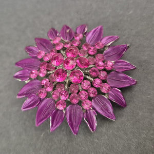 Brosche in Blütenform mit pinken Strasssteinen – Farbenfroher Eyecatcher