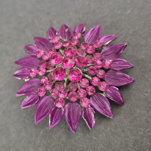 Brosche in Blütenform mit pinken Strasssteinen – Farbenfroher Eyecatcher