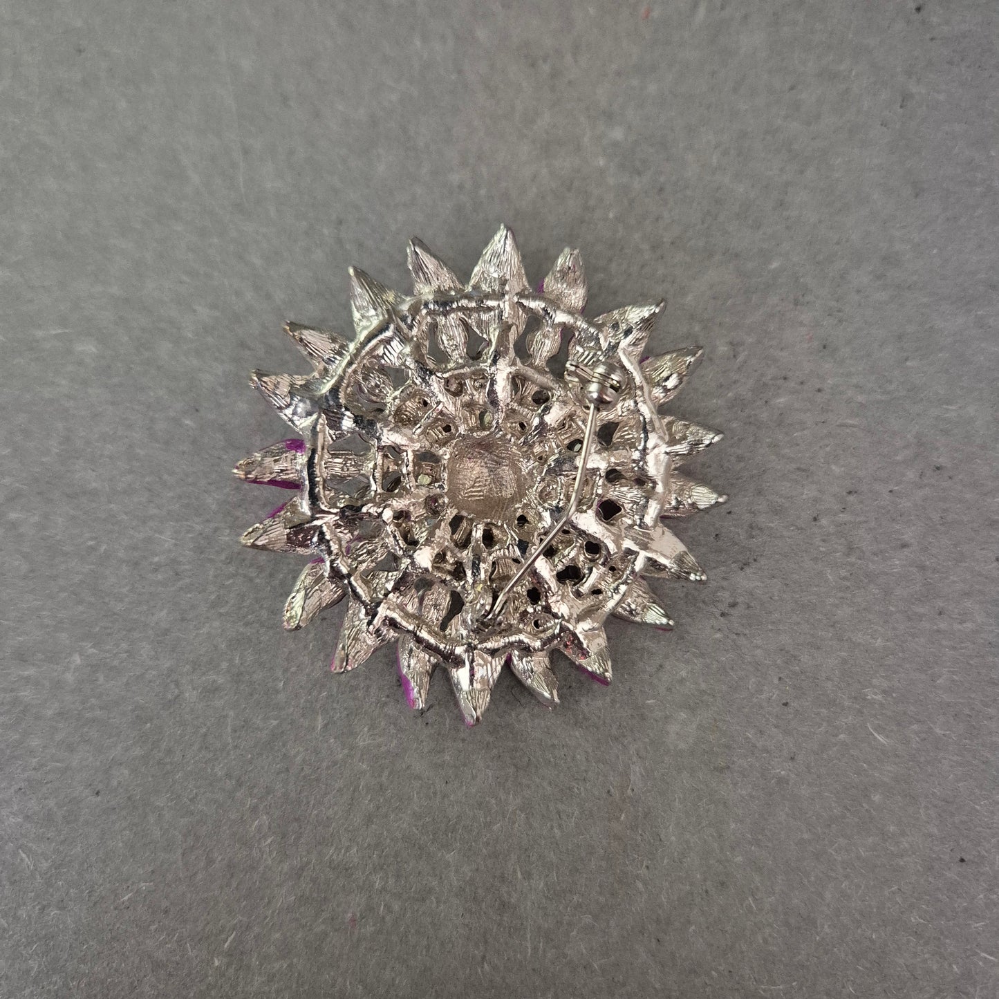 Brosche in Blütenform mit pinken Strasssteinen – Farbenfroher Eyecatcher