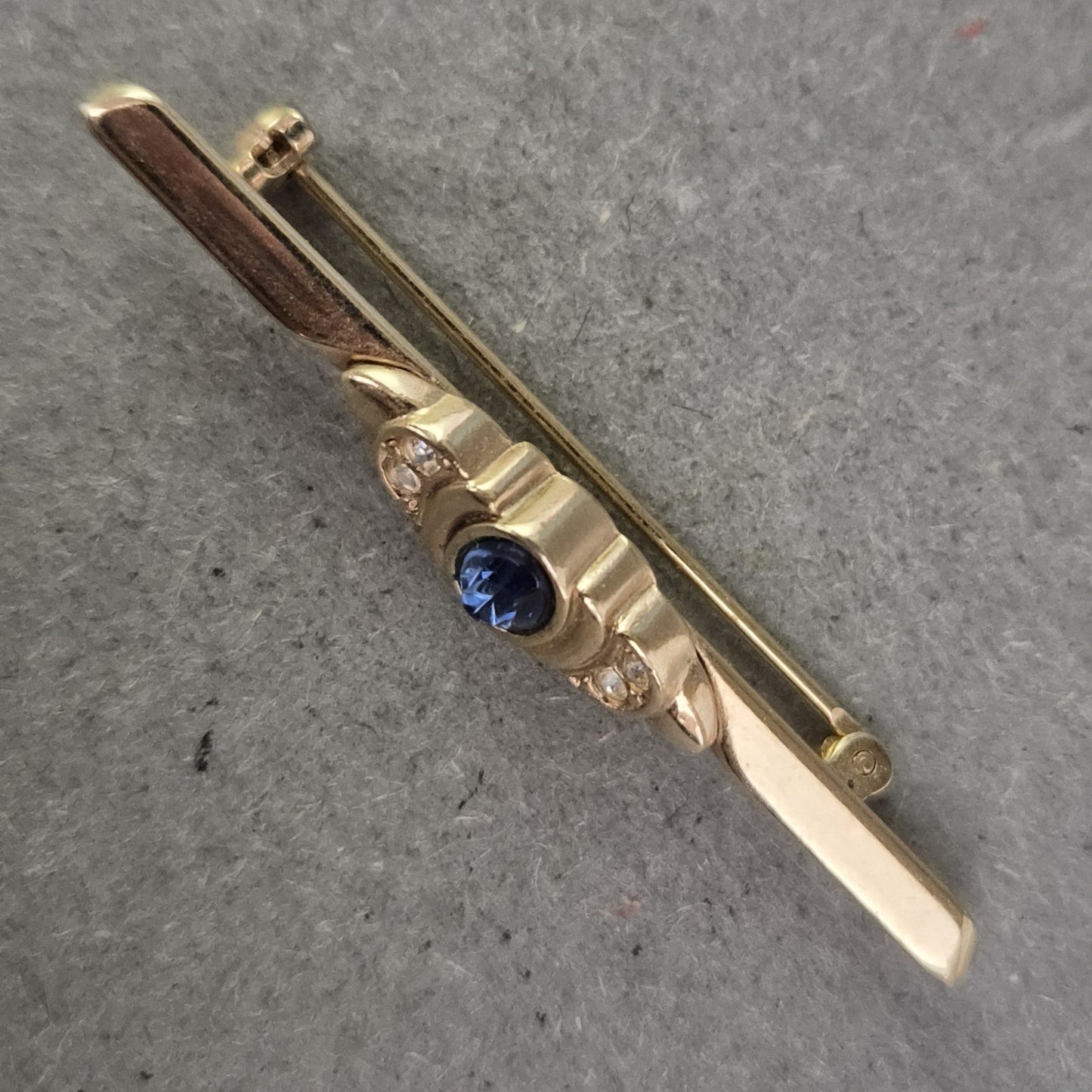 Vergoldete Brosche mit Saphirblauem Stein – Klassische Eleganz