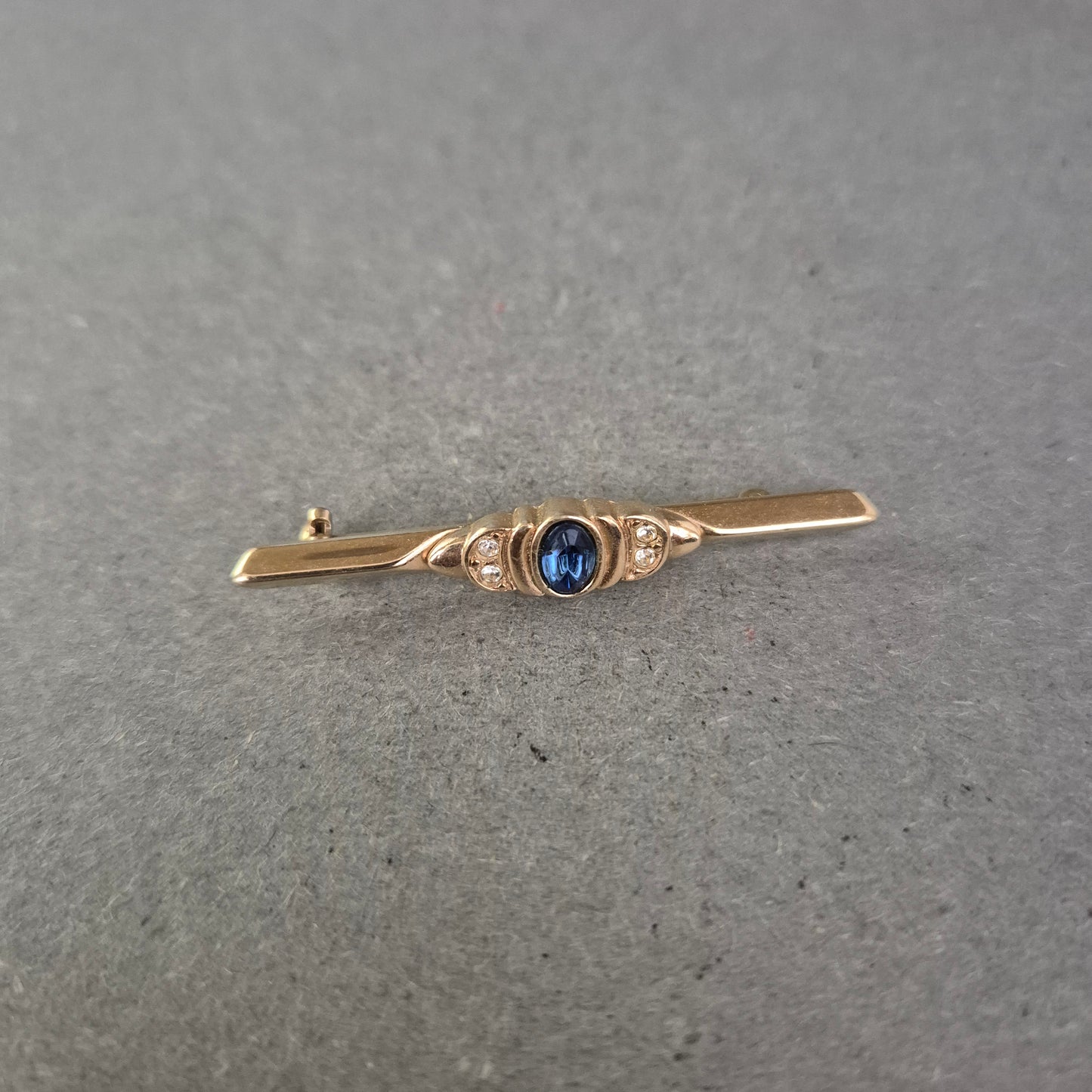 Vergoldete Brosche mit Saphirblauem Stein – Klassische Eleganz