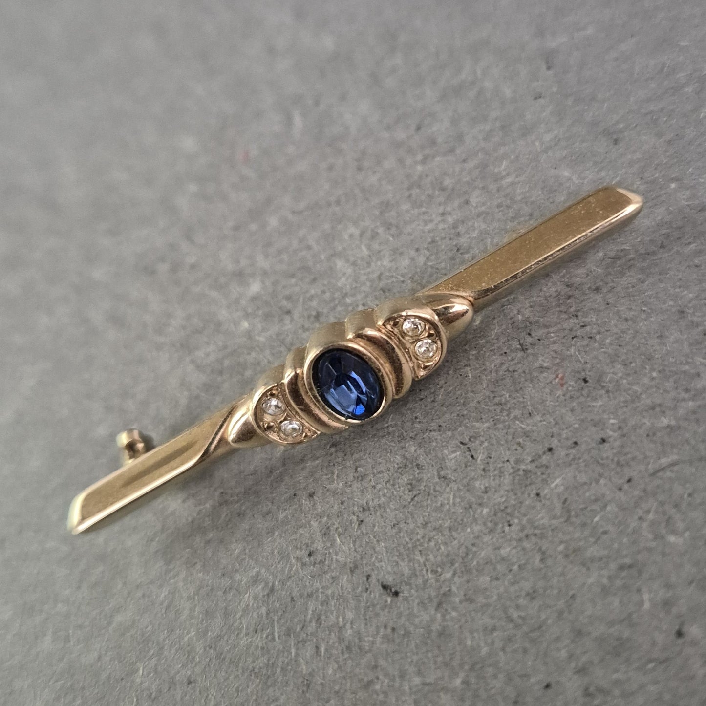 Vergoldete Brosche mit Saphirblauem Stein – Klassische Eleganz