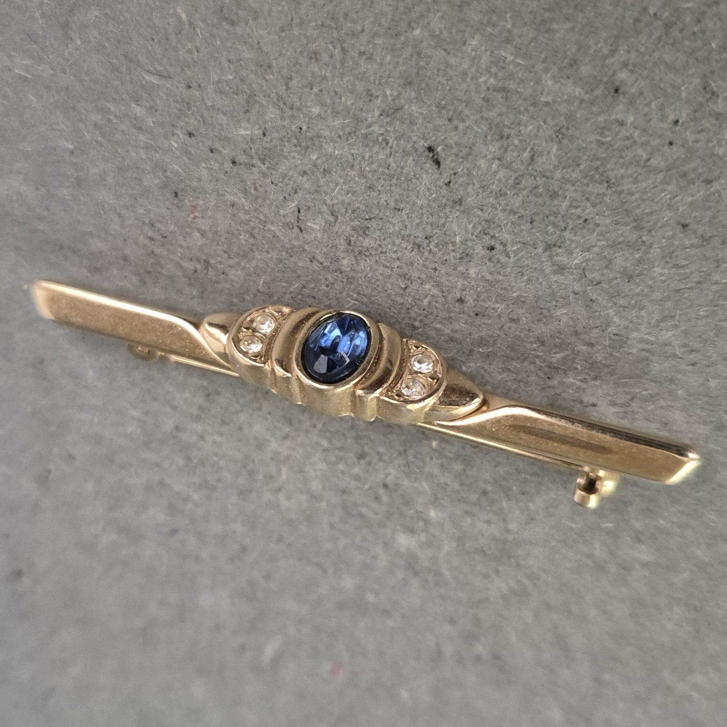Vergoldete Brosche mit Saphirblauem Stein – Klassische Eleganz