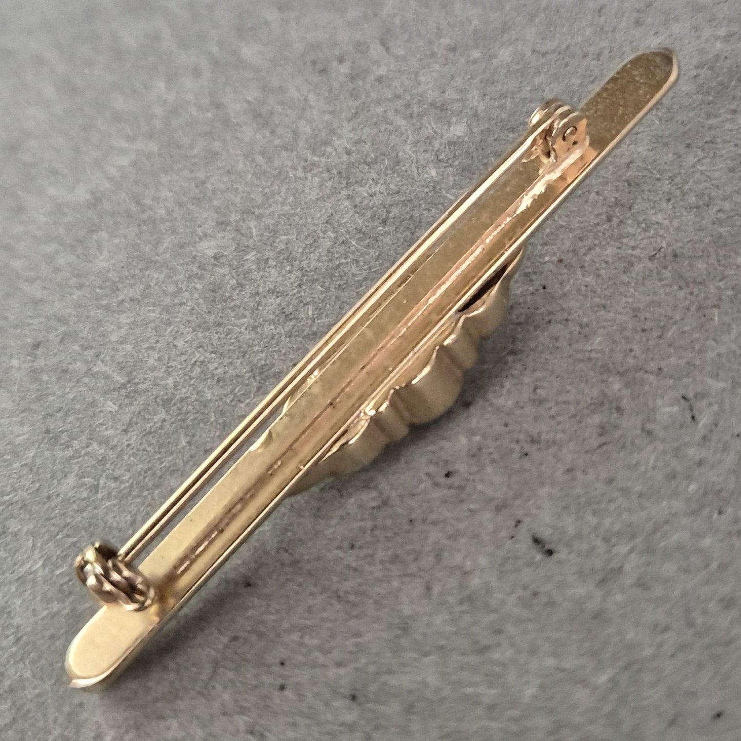 Vergoldete Brosche mit Saphirblauem Stein – Klassische Eleganz