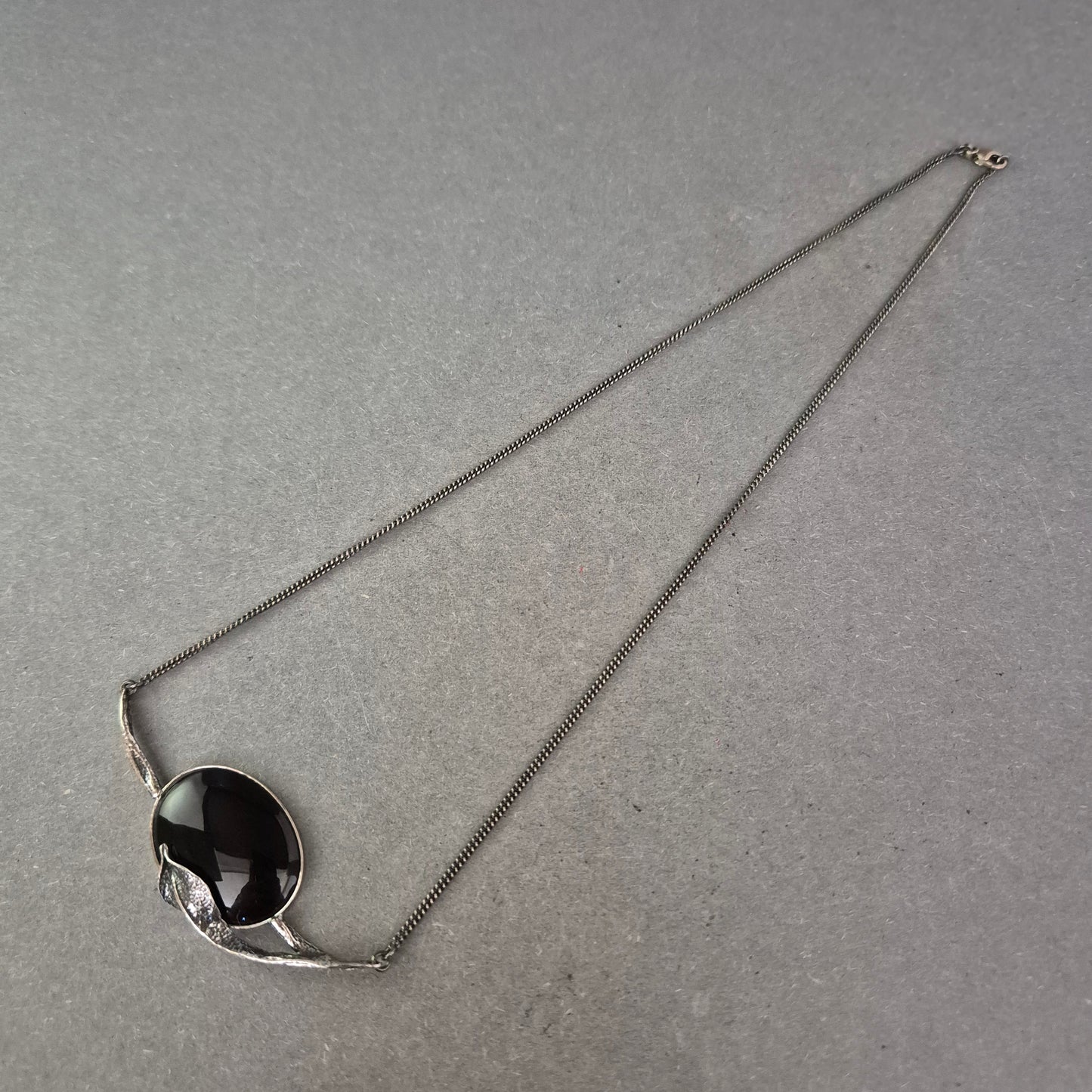 Vintage Silberkette mit Onyx & Blattform – Künstlerisches Design