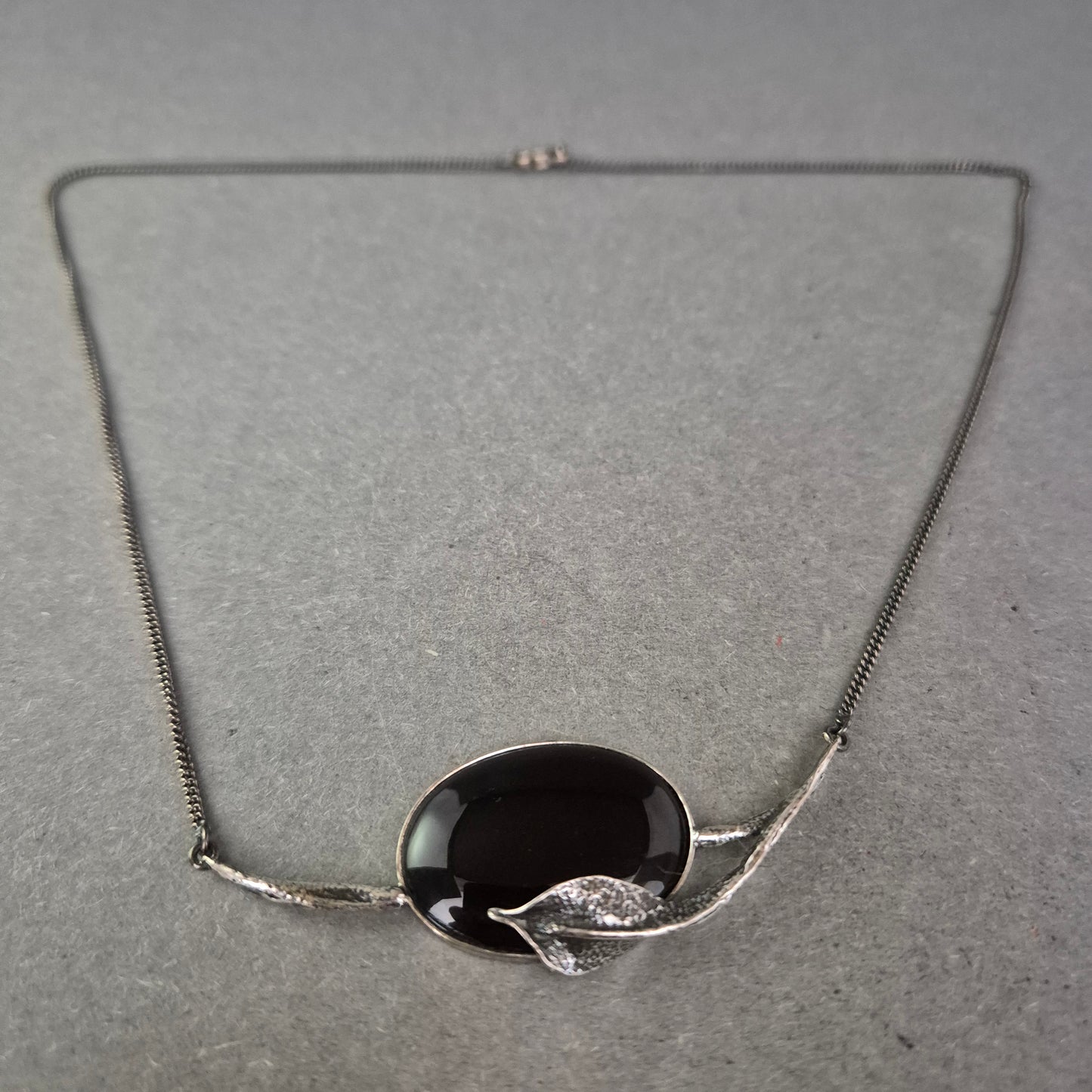 Vintage Silberkette mit Onyx & Blattform – Künstlerisches Design