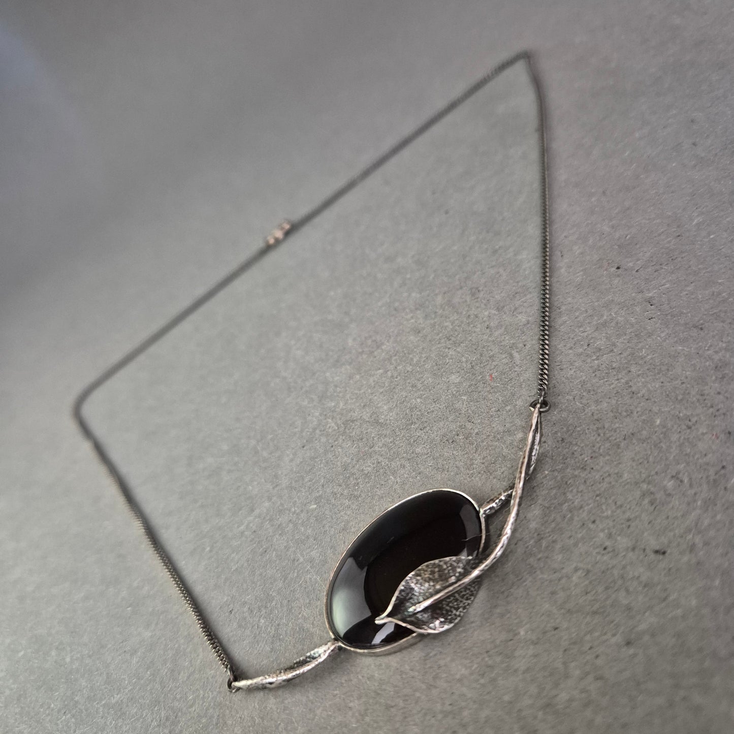 Vintage Silberkette mit Onyx & Blattform – Künstlerisches Design