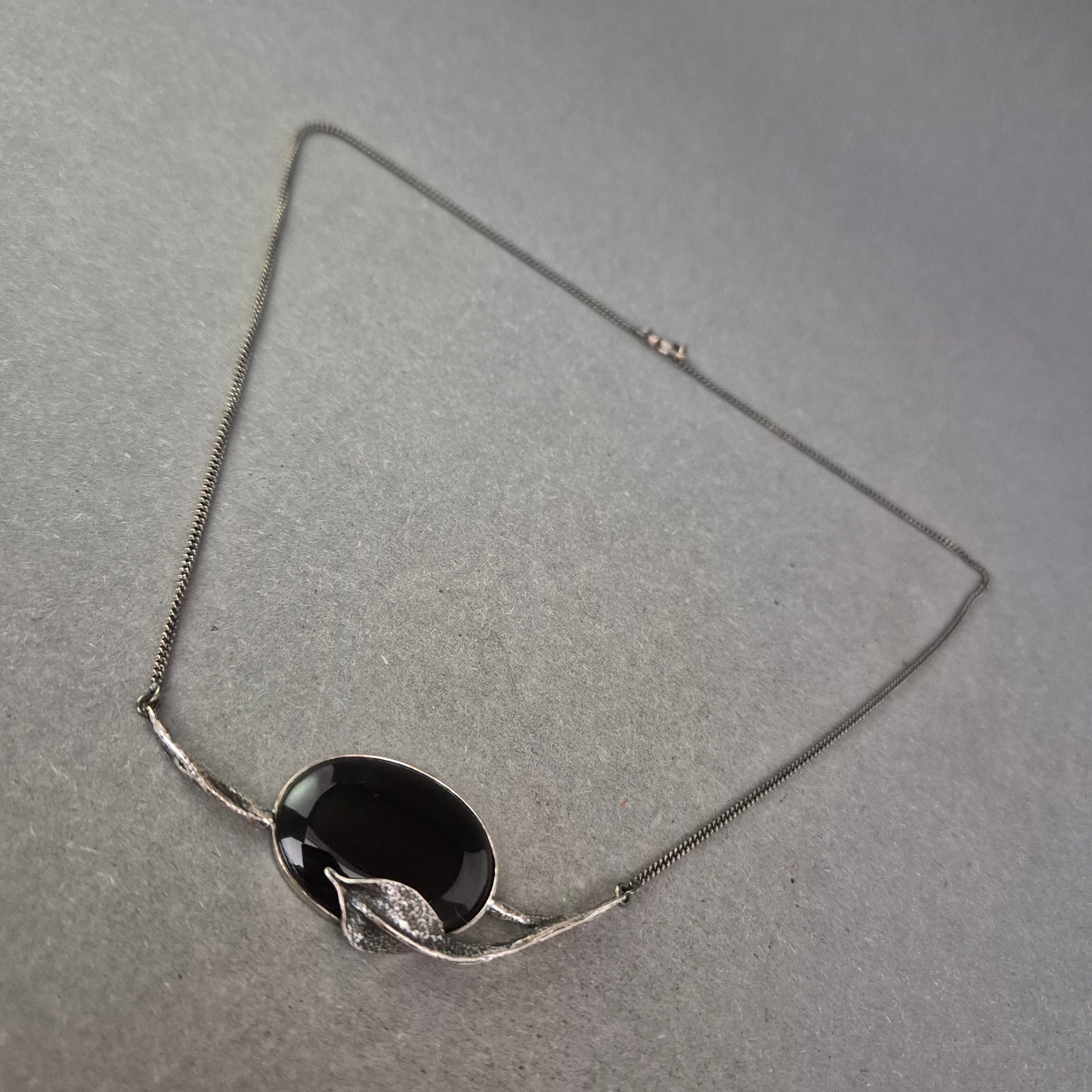 Vintage Silberkette mit Onyx & Blattform – Künstlerisches Design