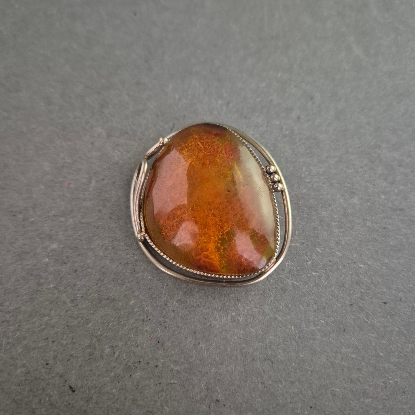 Bernsteinbrosche in Silberfassung – Organisch & Naturverbunden