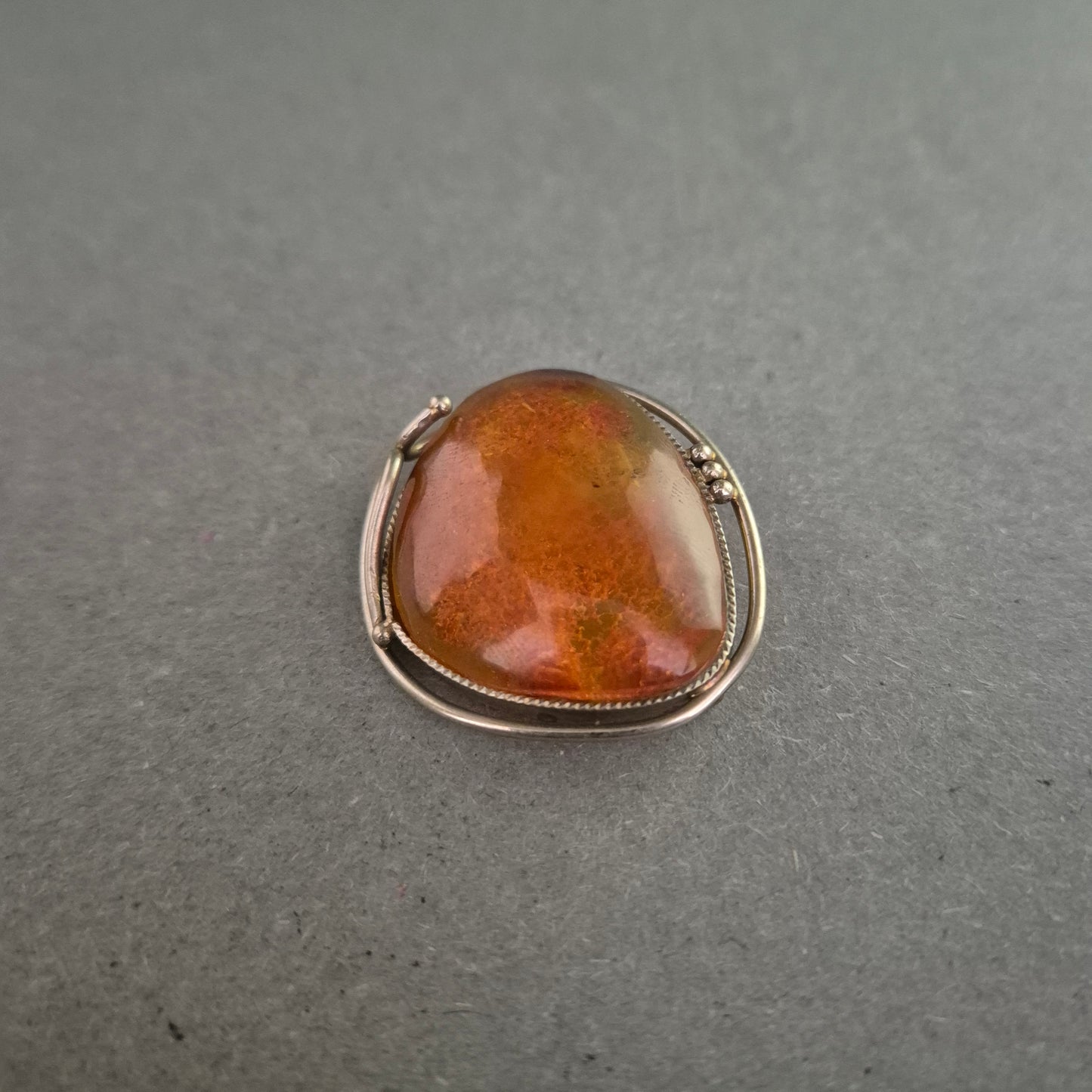 Bernsteinbrosche in Silberfassung – Organisch & Naturverbunden