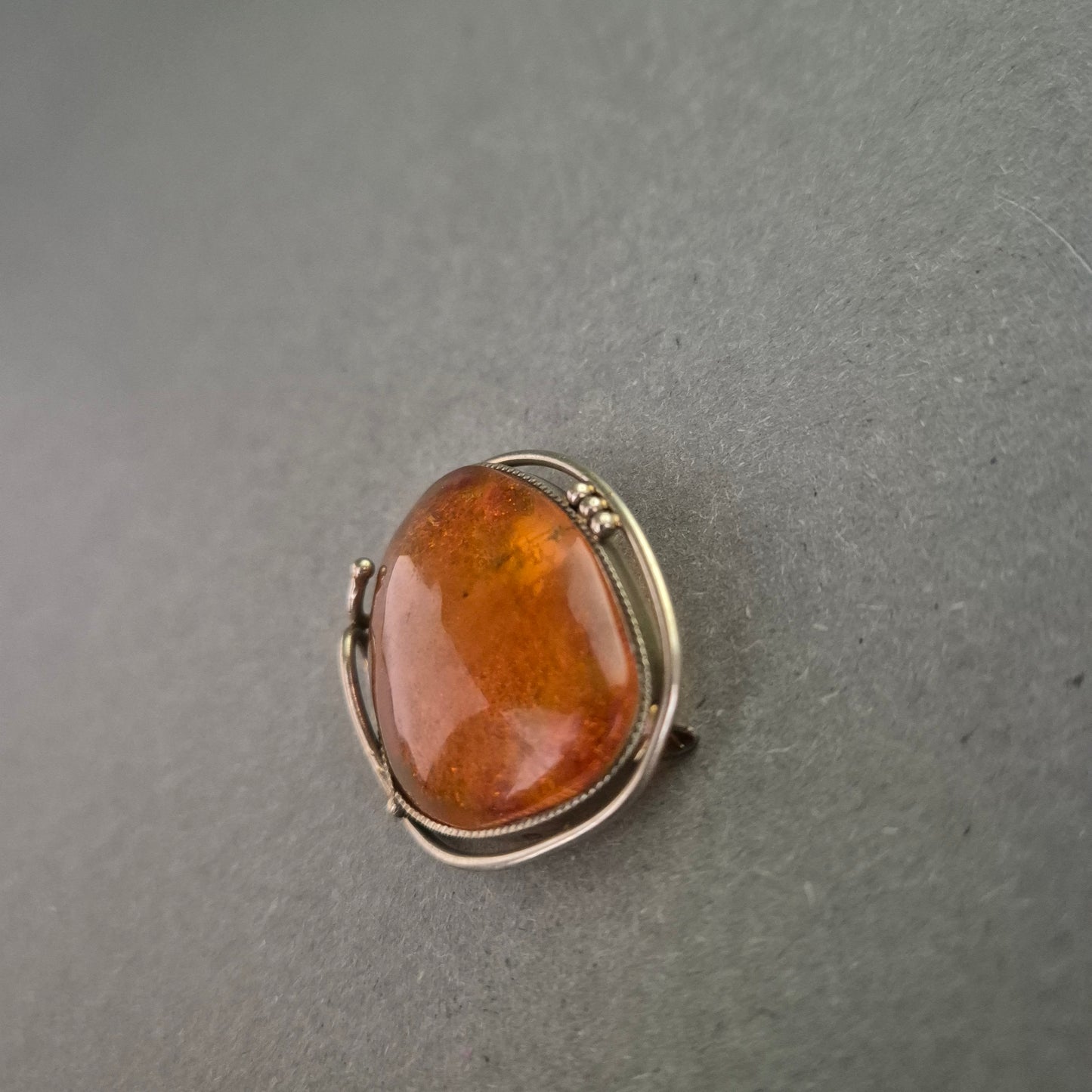 Bernsteinbrosche in Silberfassung – Organisch & Naturverbunden