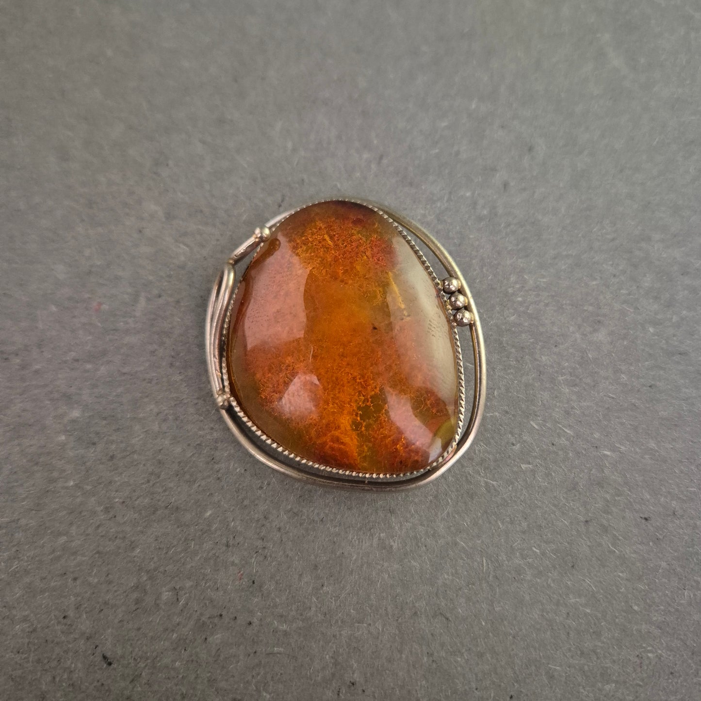 Bernsteinbrosche in Silberfassung – Organisch & Naturverbunden