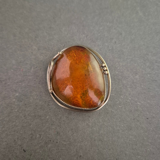 Bernsteinbrosche in Silberfassung – Organisch & Naturverbunden