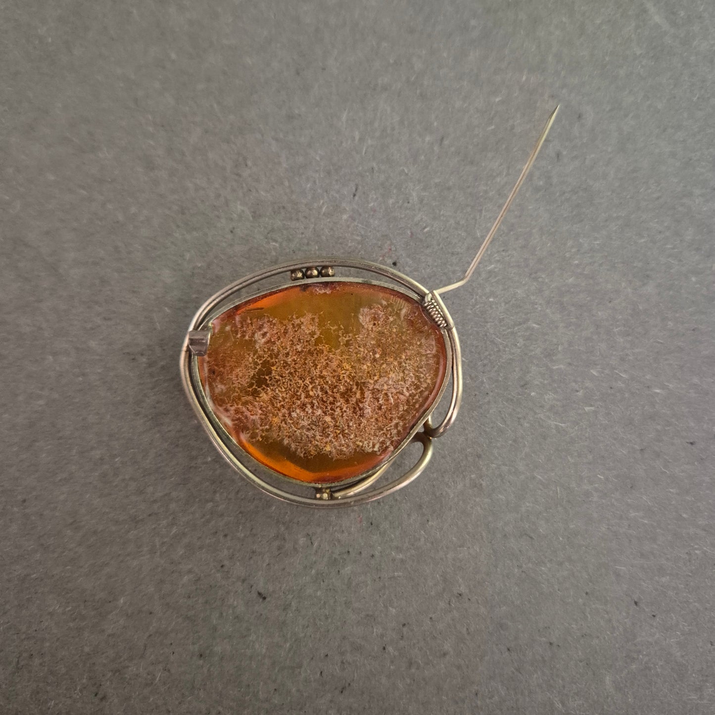 Bernsteinbrosche in Silberfassung – Organisch & Naturverbunden