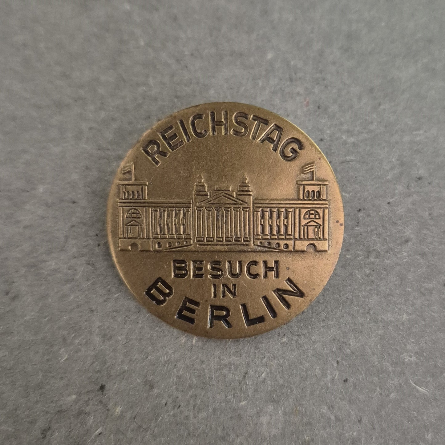 Messing-Anstecker „Reichstag Berlin“ – Historisches Souvenir