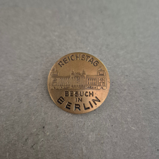 Messing-Anstecker „Reichstag Berlin“ – Historisches Souvenir