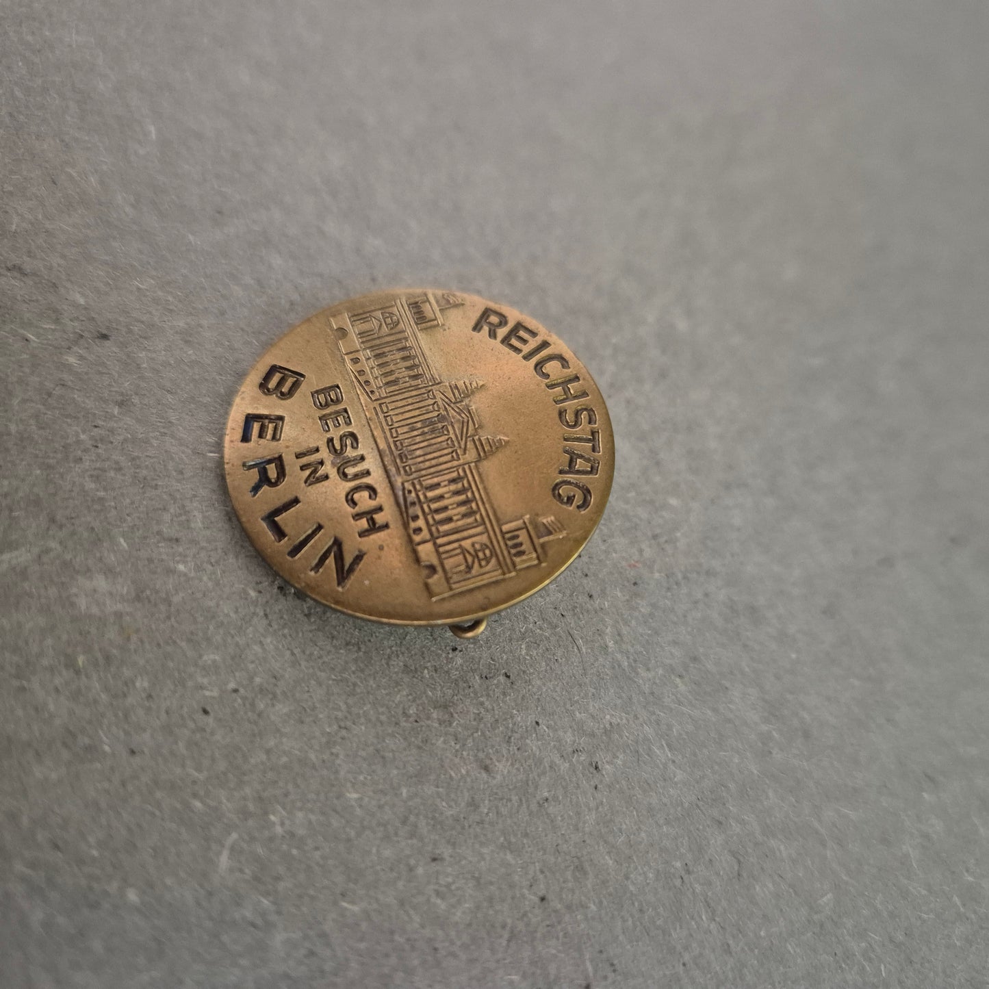 Messing-Anstecker „Reichstag Berlin“ – Historisches Souvenir