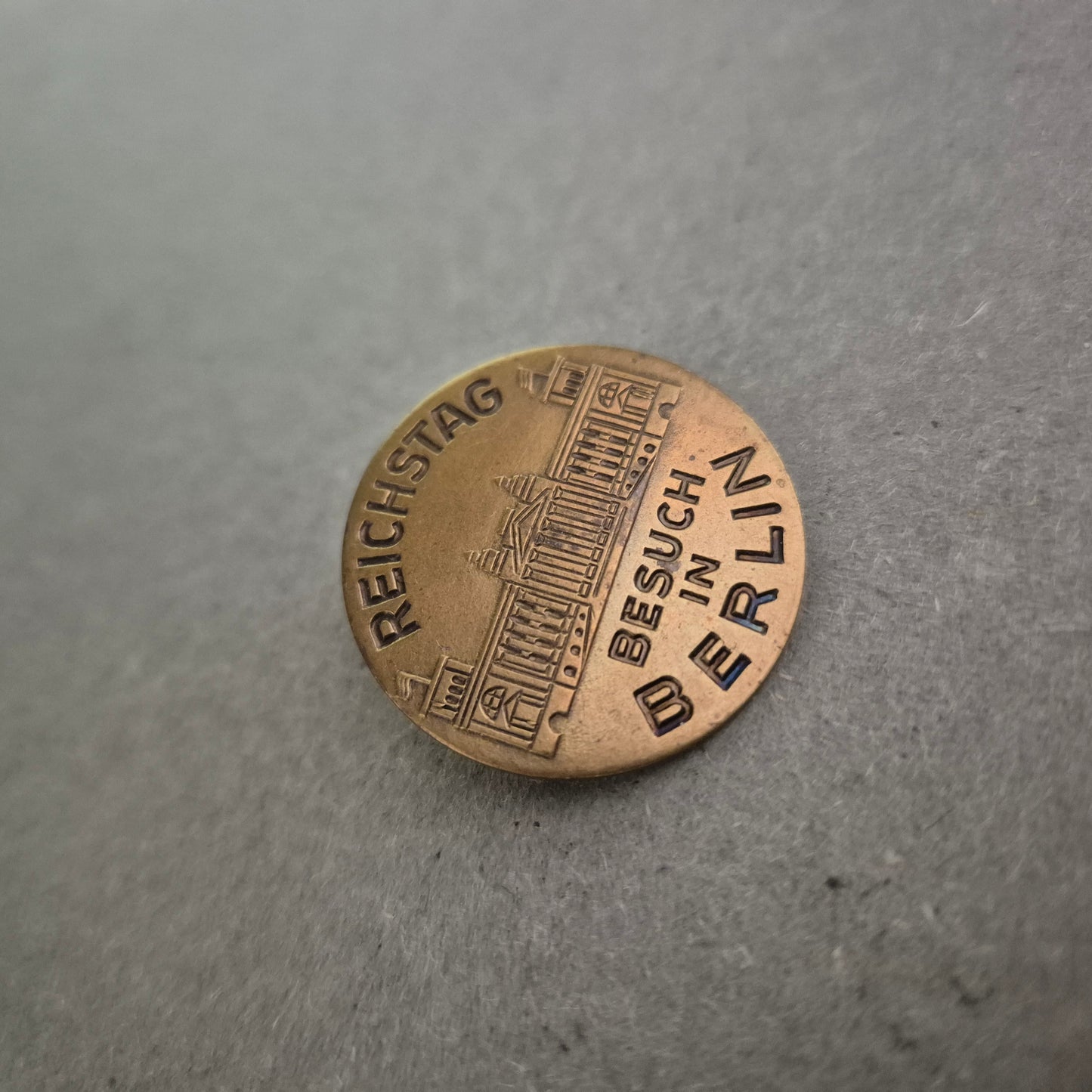 Messing-Anstecker „Reichstag Berlin“ – Historisches Souvenir