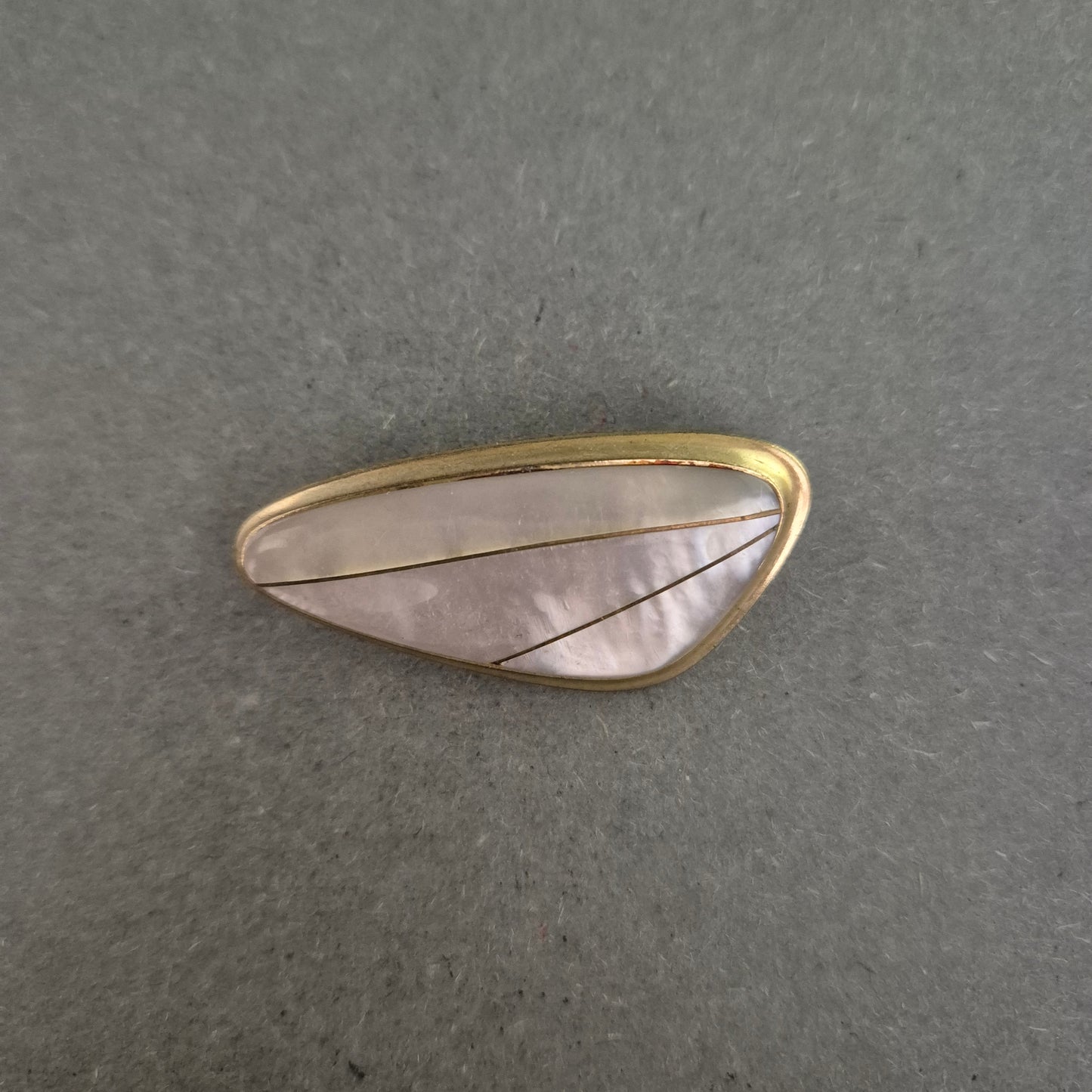 Vintage Brosche mit Perlmutt – Geometrisches Design in Goldoptik