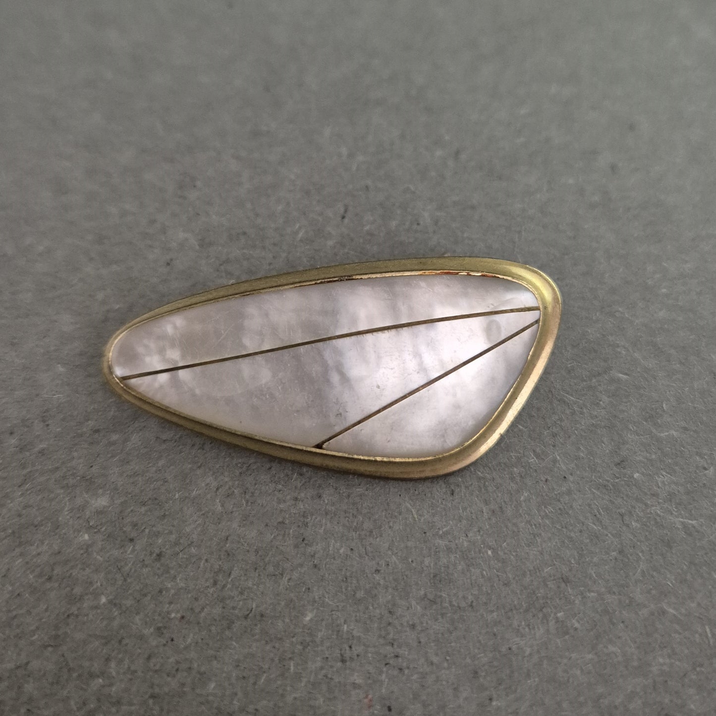 Vintage Brosche mit Perlmutt – Geometrisches Design in Goldoptik