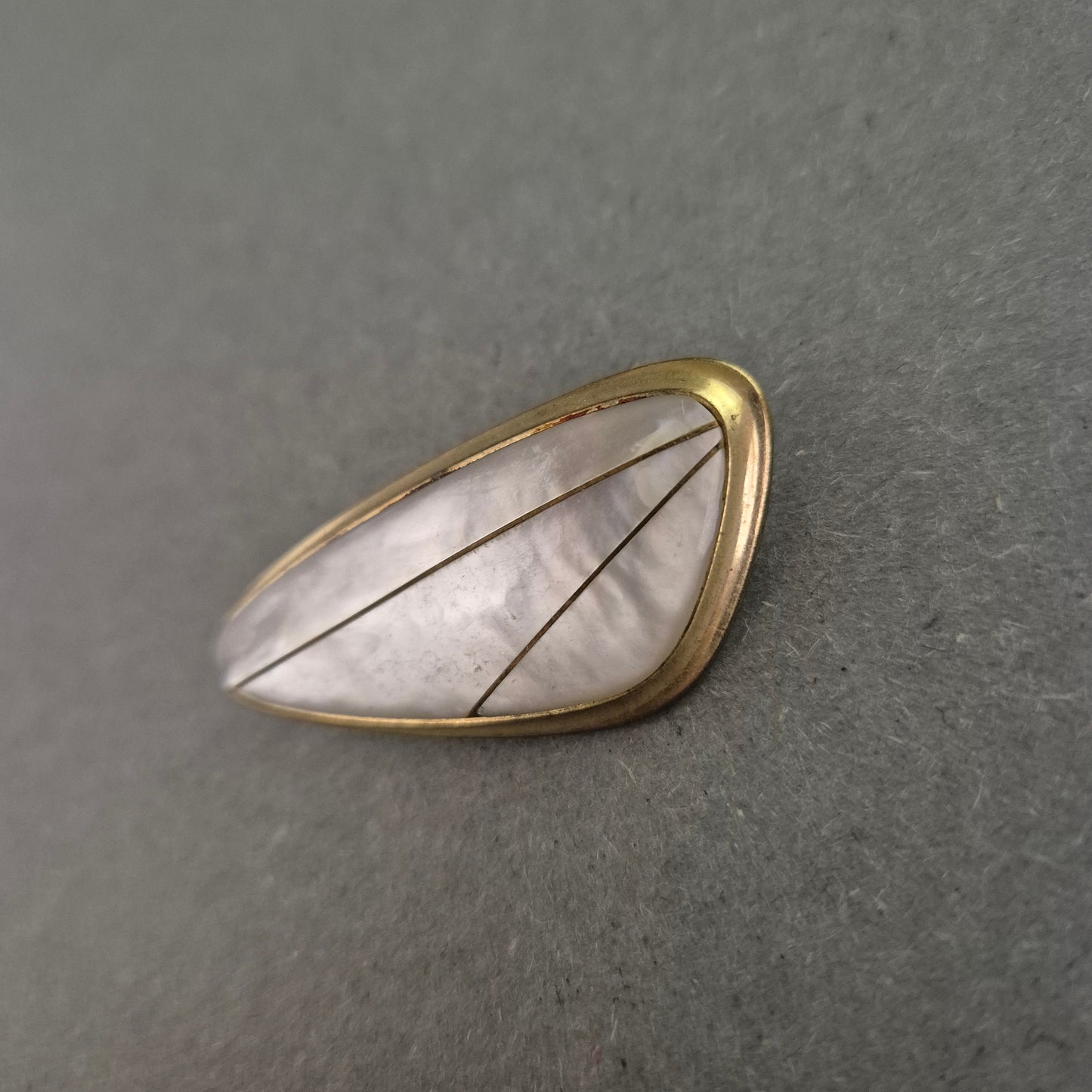 Vintage Brosche mit Perlmutt – Geometrisches Design in Goldoptik