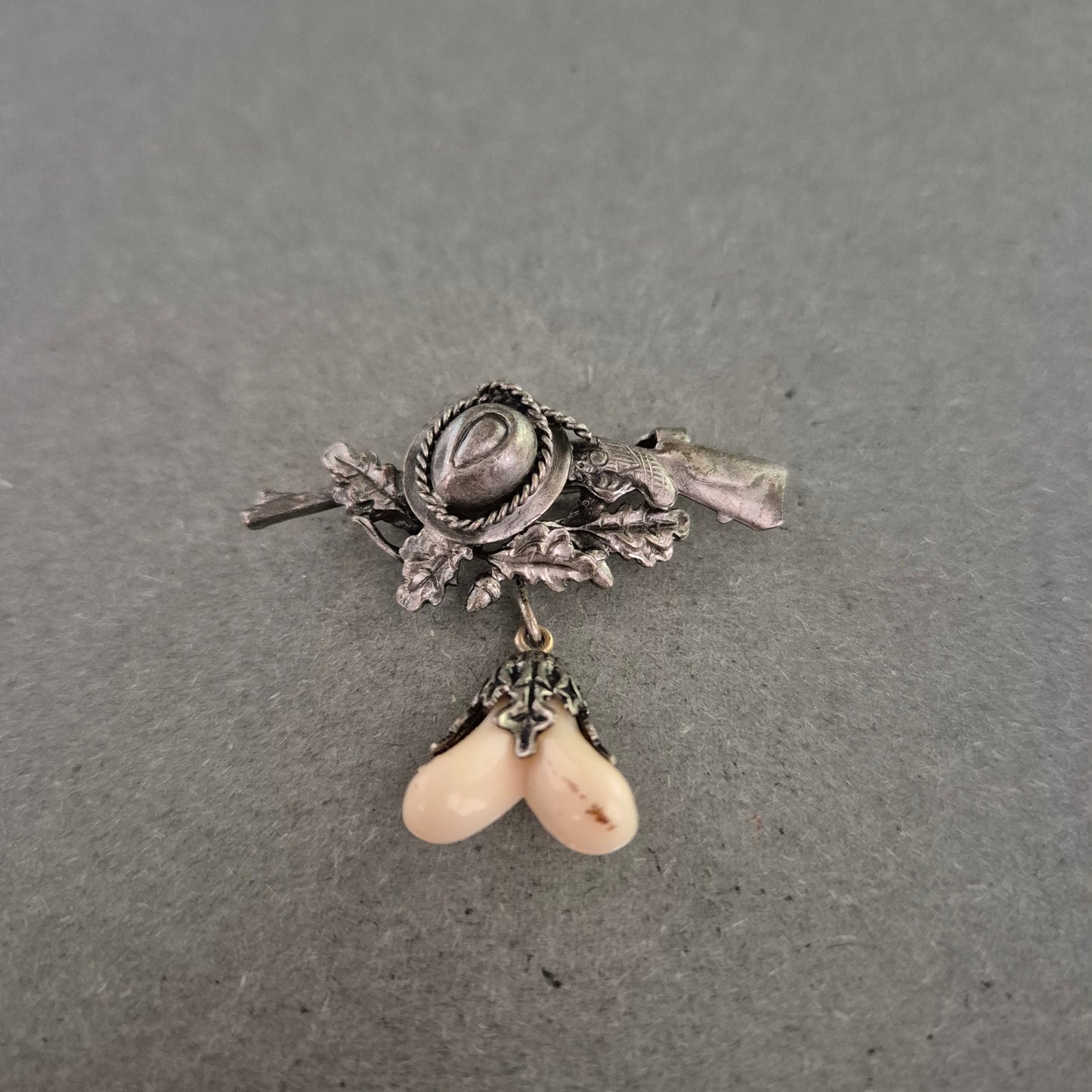 Jagdmotiv-Brosche mit Eichelanhänger – Versilbert & rustikal