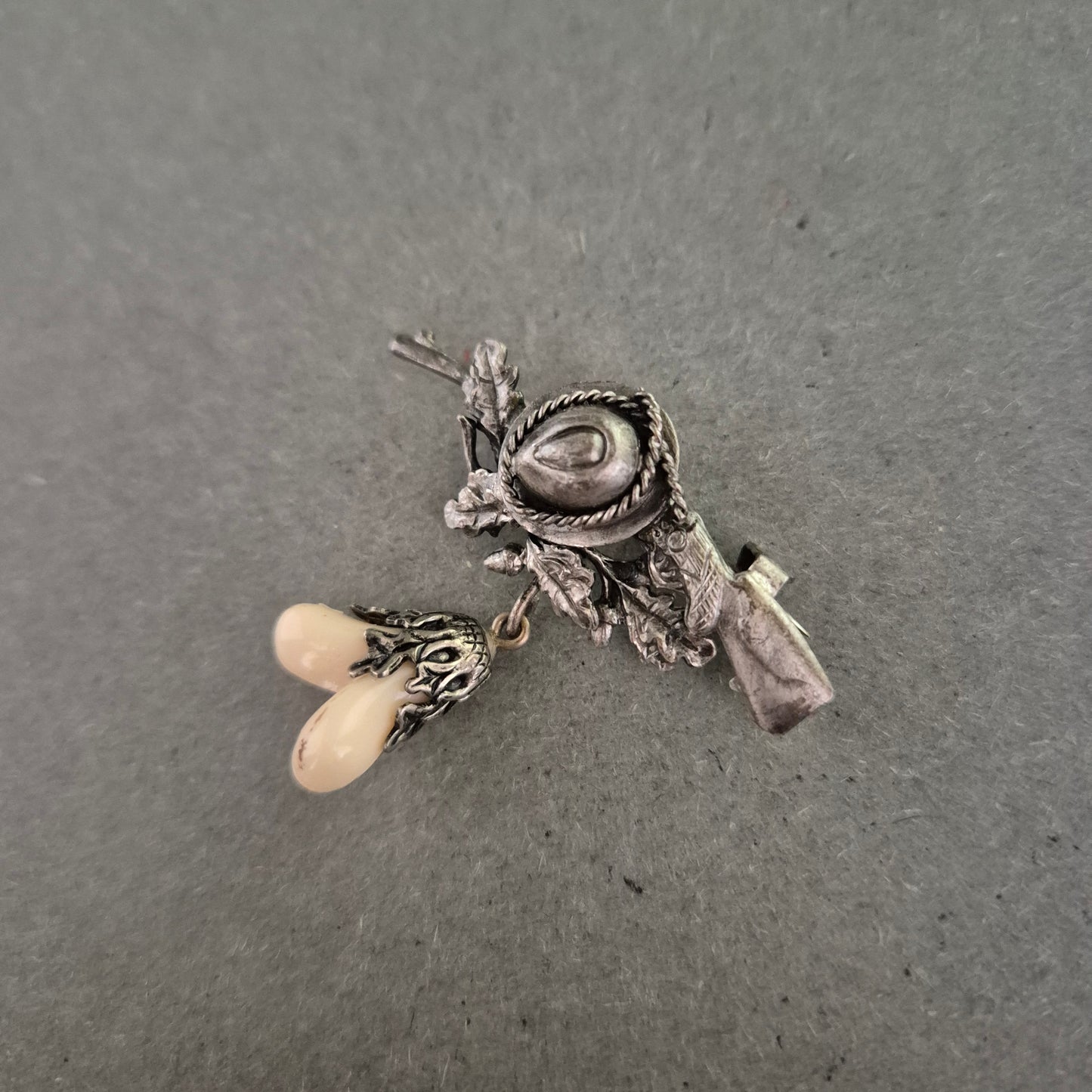 Jagdmotiv-Brosche mit Eichelanhänger – Versilbert & rustikal