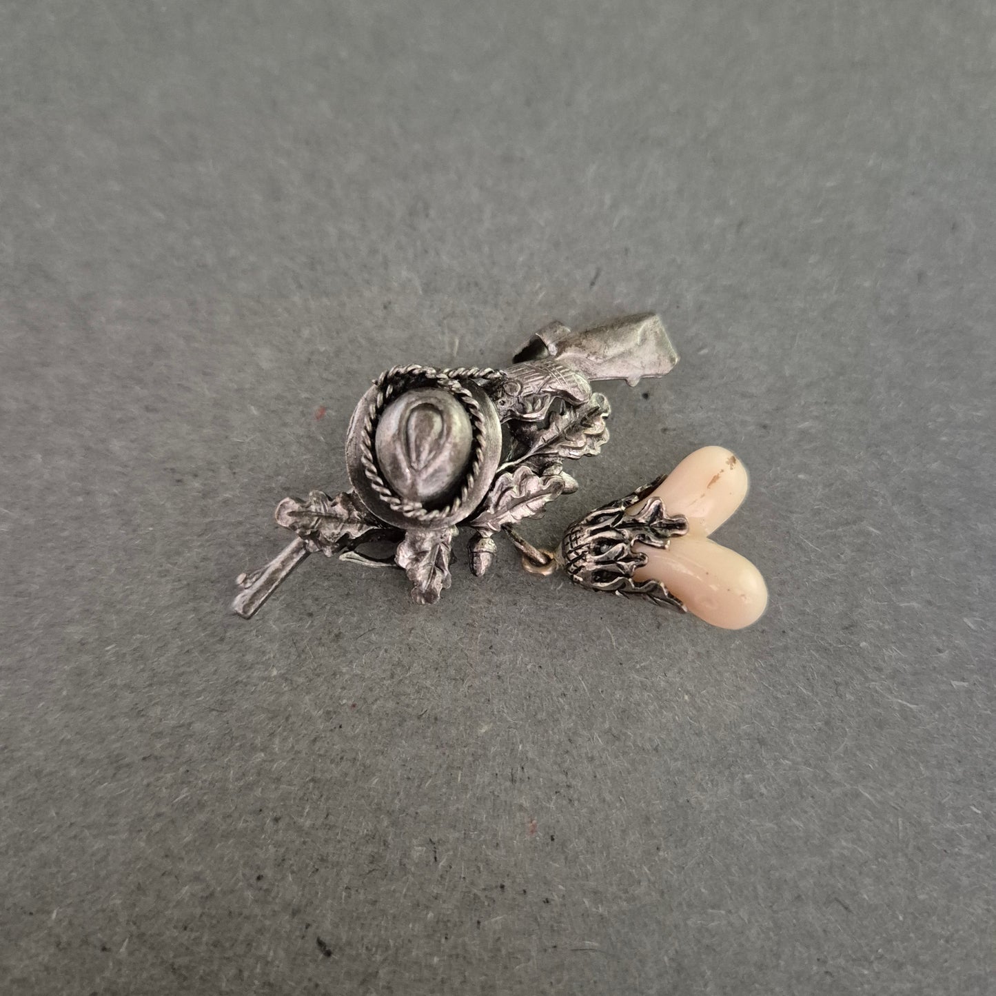 Jagdmotiv-Brosche mit Eichelanhänger – Versilbert & rustikal