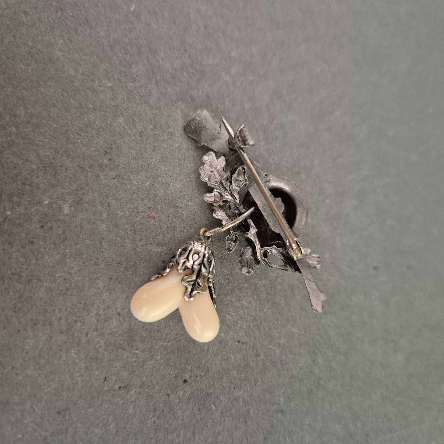 Jagdmotiv-Brosche mit Eichelanhänger – Versilbert & rustikal