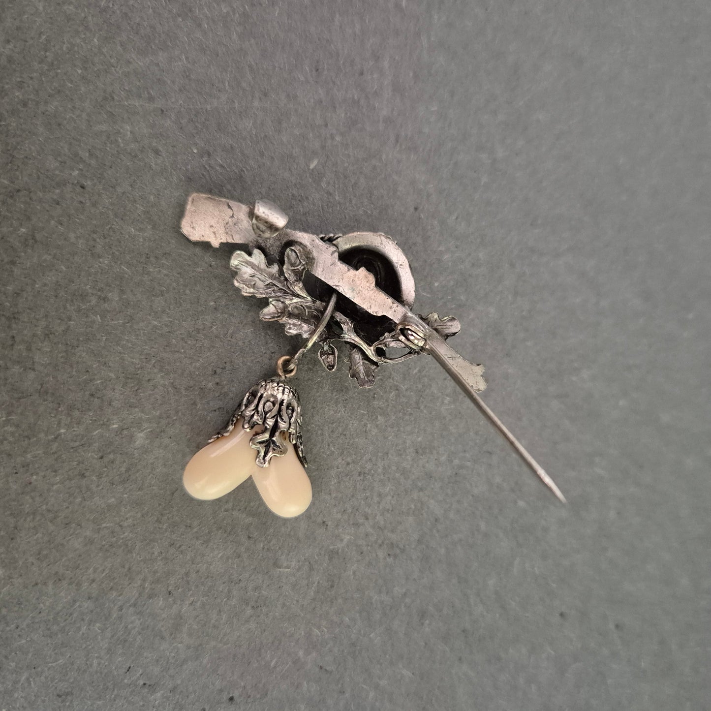 Jagdmotiv-Brosche mit Eichelanhänger – Versilbert & rustikal