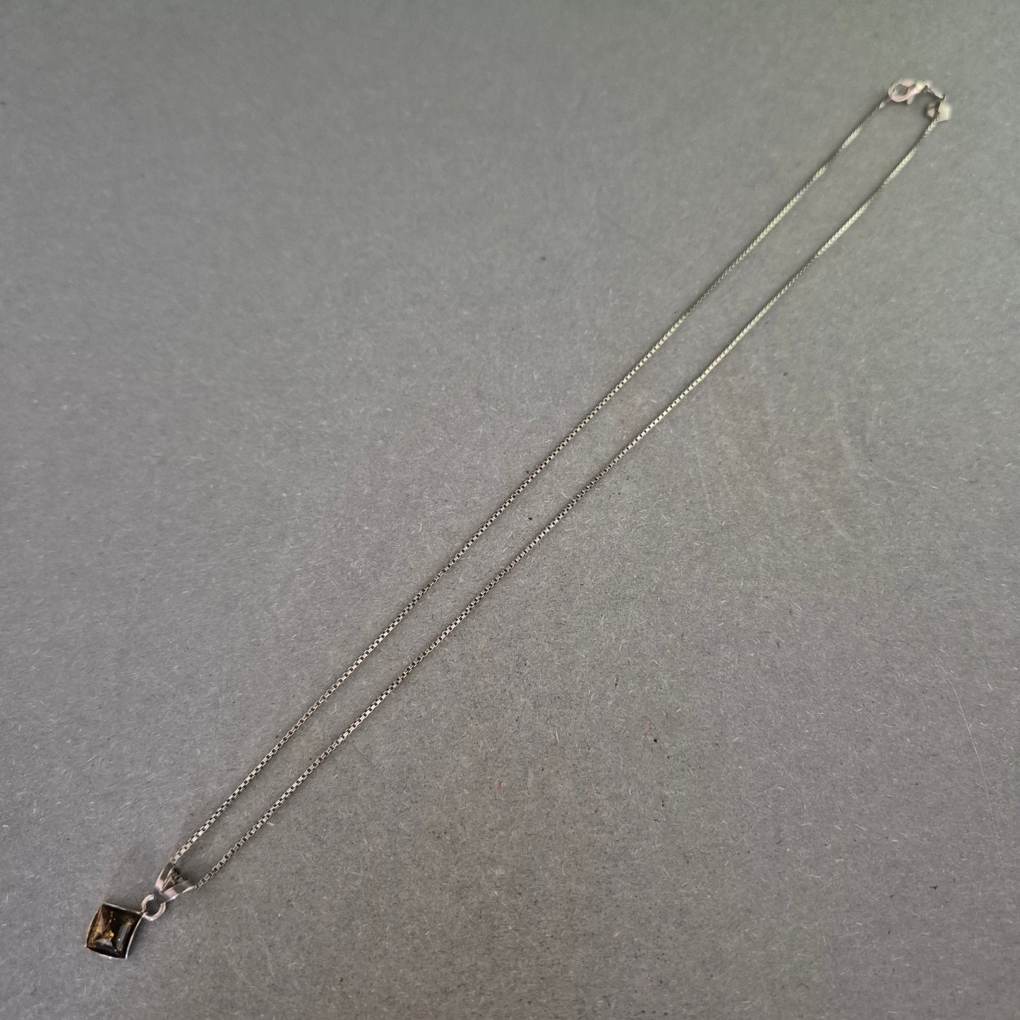 Zarte Silberkette mit quadratischem Anhänger – Schlichte Eleganz