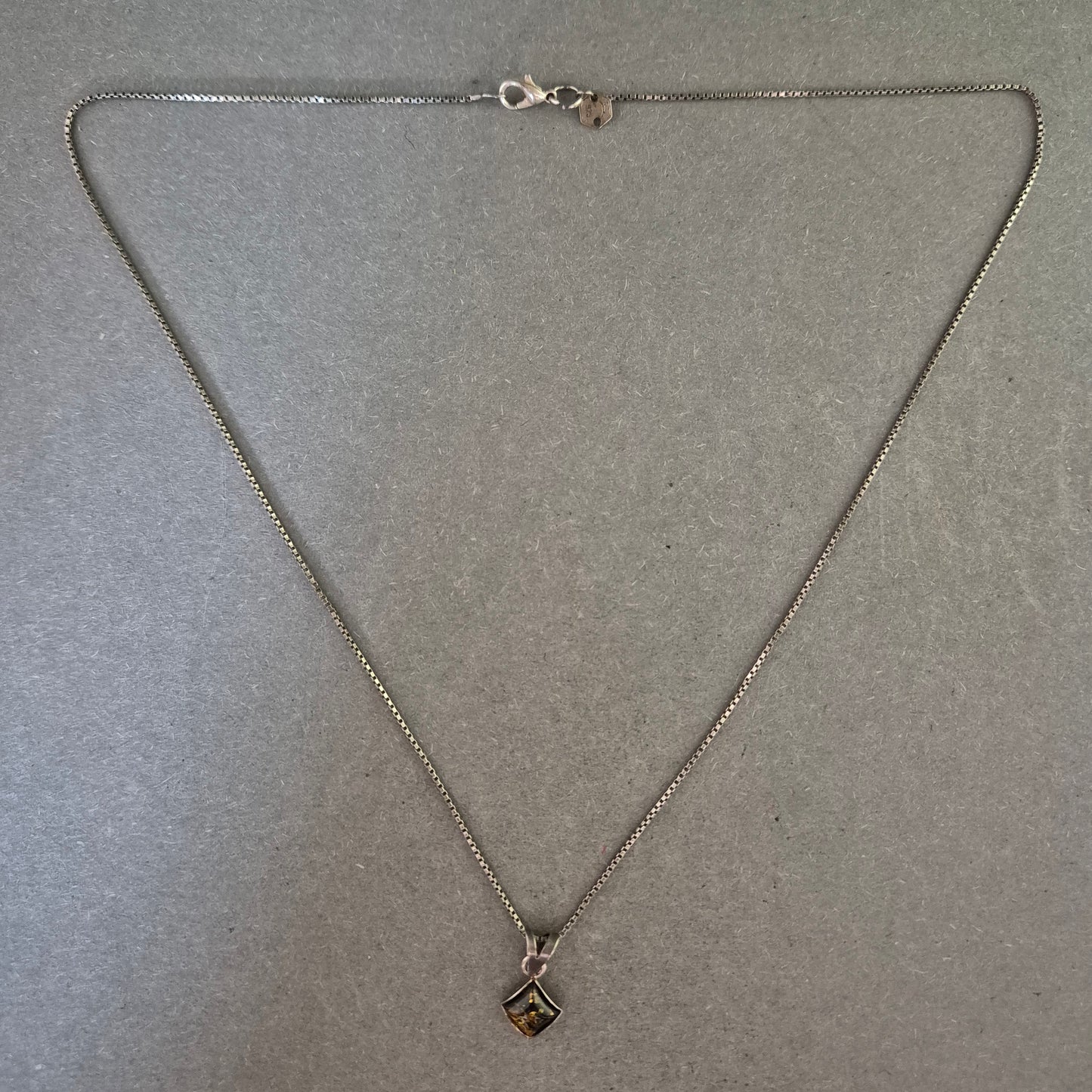 Zarte Silberkette mit quadratischem Anhänger – Schlichte Eleganz