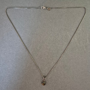 Zarte Silberkette mit quadratischem Anhänger – Schlichte Eleganz