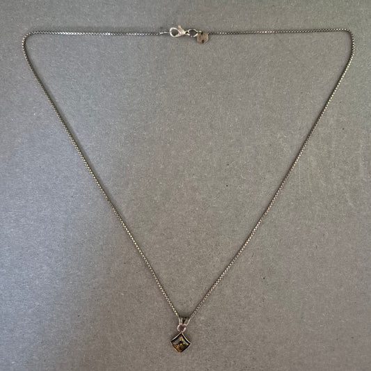 Zarte Silberkette mit quadratischem Anhänger – Schlichte Eleganz